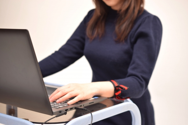 パソコンを使用している女性